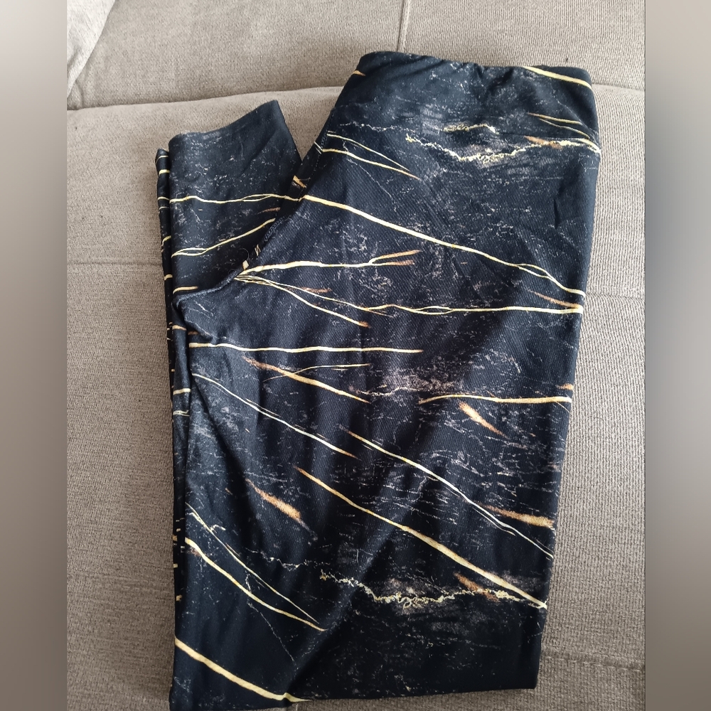 Licifit Black & Gold Patterned Leggings